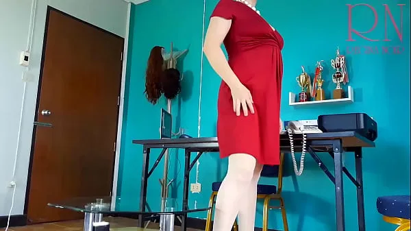 Prikaži Nude employee. The pretty secretary is putting on white tights. Shows her shaved pussy. Hairy pubis. Secretary without panties. Hidden camera 2 videoposnetke pogona