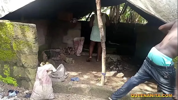 Mostra Mentre ero seduto al mio passo nel cortile della nonna chiacchierando con il mio ragazzo per venire da me non sapendo che ero seduto nudo uno dei campioni di fica pubblica locale del villaggio stava guardando la mia fica locale poi mi ha ingannato e mi havideo di guida