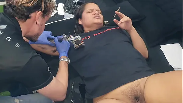 Mostrar Mi esposa le ofrece a Tattoo Pervert su coño a cambio del tatuaje. Tatuador alemán - Gatopg2019 vídeos de conducción