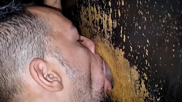 Ich habe einen sehr dicken Schwanz im Glory Hole gelutscht - FULL REDFahrvideos anzeigen