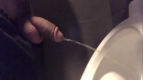 Zobraziť videá zo služby gifted pissing without hand on public toilet urinal