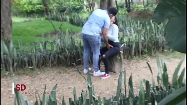 Visa SPYING ON A COUPLE IN THE PUBLIC PARK drive-videor