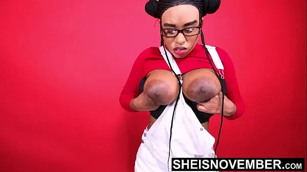 Mostrar Maiores Ebony Honkers Erotica com grandes mamas, enormes mamilos e enormes aréolas em Sheisnovember Lashawn Mosley, durante a sessão de fotografia nos bastidores posando enquanto se despia de macacão branco depois de sentar no banquin vídeos do Drive