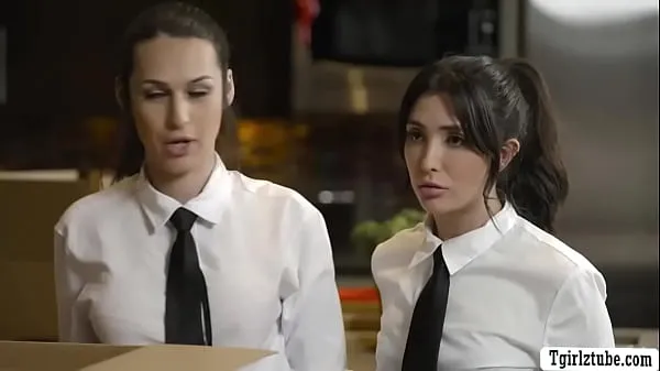 Busty shemale and petite babe arrive in the private home for their first day of work as a of doing the job,she fucks petite waitress ड्राइव वीडियो दिखाएँ