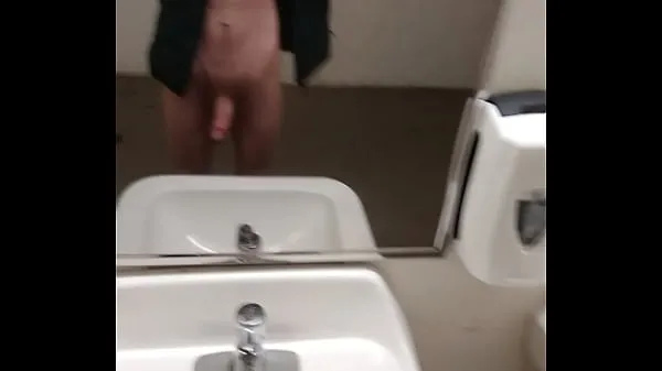 Vis Cumming in the bathroom drive-videoer