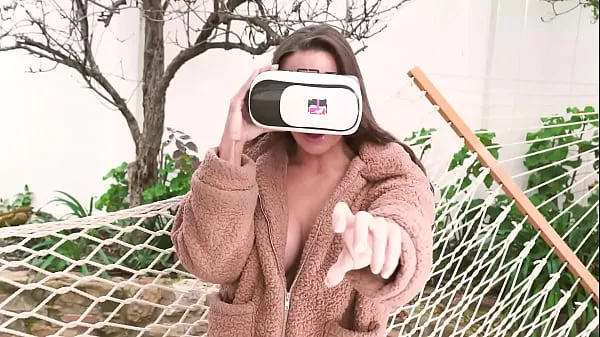 Показать VR BANGERS Сексуальная Gianna Dior обнаруживает большой член своего телохранителявидео с поездки