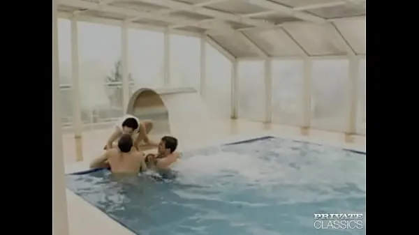 Hiển thị Michelle Wild, DP Threesome in the Swimming Pool video trên Drive