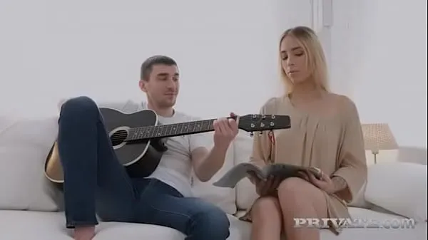 Tampilkan Guitar lesson fuck with teen Ria video berkendara