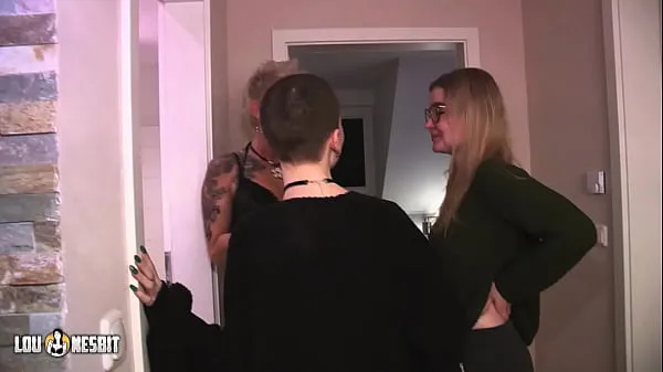 Prikaži Lesbian Threesome Lou Nesbit, Lia Louise videoposnetke pogona