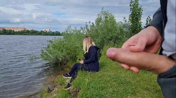 Mostrar O homem exibicionista viu uma garota solitária na natureza e tirou o pau na frente dela e começou a masturbar o pau na frente de uma beleza desconhecida, ele corre o risco de assustá-la, mas ela gosta de olhar um grande pau masculino vídeos do Drive