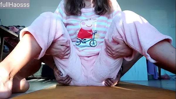 Afficher ma demi-soeur maigre comme si je taquinais de petits seins en pyjama et chatte humide (anal et sperme dans le cul vidéos Drive