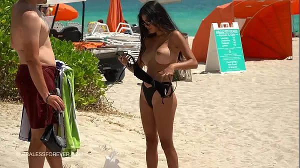 Zobraziť videá zo služby Huge boob hotwife at the beach