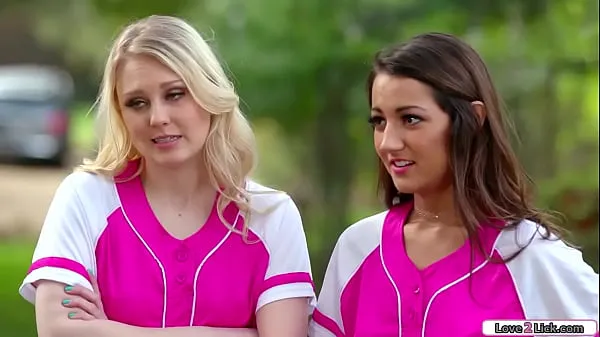 Busty blonde licks two softball players ड्राइव वीडियो दिखाएँ