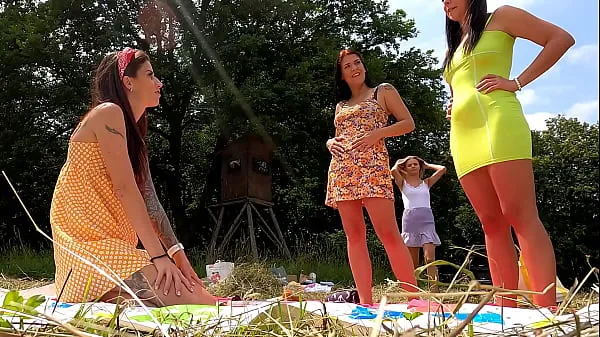 Mostrar Sexy y Hot Shaved Pussy Girls en Flirty Sundress Short Skirts Playing Games. Hermosas chicas de grandes tetas y culo festejan al aire libre jugando y probando bragas y SIN BRAGAS vídeos de conducción