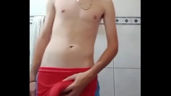 Zobrazit videa z disku Very naughty 18-year-old boy hitting with the cock scoring in the shorts