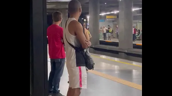 Estava a caminho da academia quando encontrei o novinho no metrô , acabei seguindo ele, o final foi ele fudendo meu cu na mataDrive Videolarını göster