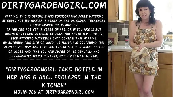 Hiển thị Dirtygardengirl take bottle in her ass & anal prolapse in the kitchen video trên Drive