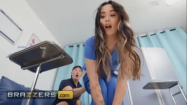 Die heißen Krankenschwestern Aria Lee und Lulu Chu nutzen die Privatsphäre des Untersuchungsraums, um eine Spermaprobe von Lucky Zac - BRAZZERS zu nehmenFahrvideos anzeigen