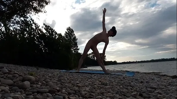 Afficher Minet naturiste maigre pratique le yoga nu sur une plage nudiste C'est l'été sur la plage naturiste. Le mannequin porno gay asiatique français Jon Arteen a décidé de faire du yoga nu sur son tapis bleu. Il y a vidéos Drive