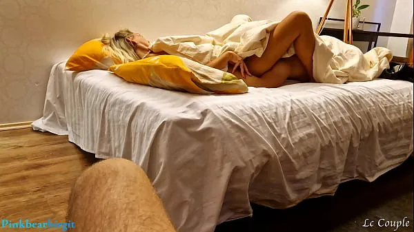 Tampilkan Suami berbagi istrinya dengan seorang teman, yang melakukan threesome pertama dalam hidupnya video berkendara