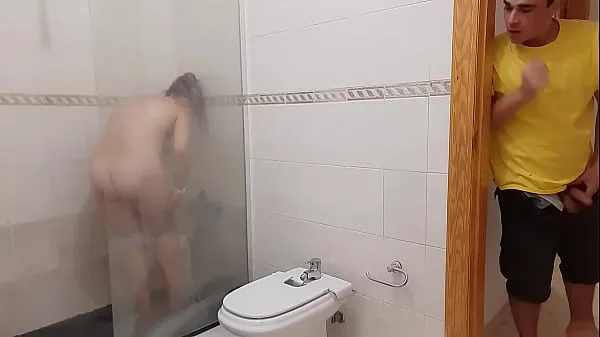 ぽっちゃり継母が裸でシャワー中に捕まり、義理の息子のチンポも欲しがる ドライブの動画を表示