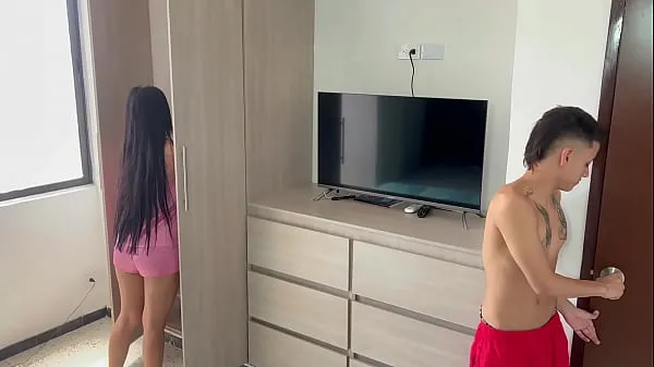 Meine schöne Stiefschwester sucht im Schrank nach Klamotten und ich nutze die Gelegenheit, um diesen leckeren Arsch zu essenFahrvideos anzeigen