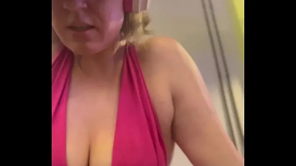 Vis Wow, my training at the gym left me very sweaty and even my pussy leaked, I was embarrassed because I was so horny drive-videoer
