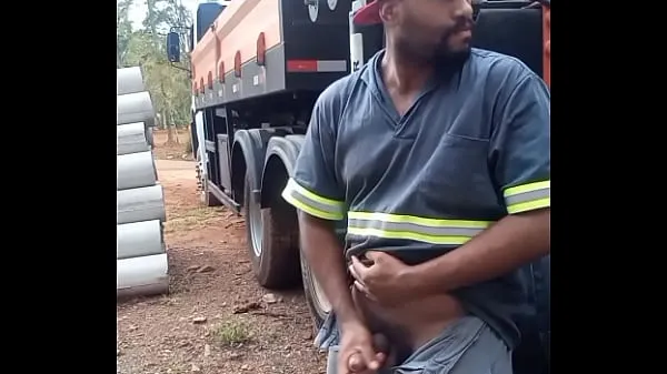 显示 Worker Masturbating on Construction Site Hidden Behind the Company Truck 驱动器 视频