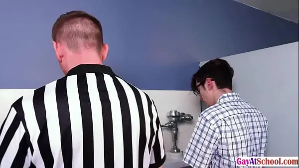 Hiển thị Gay Donovin Rece is in the comfort room taking a pee with referee Brody that,Brody sucks his dick video trên Drive