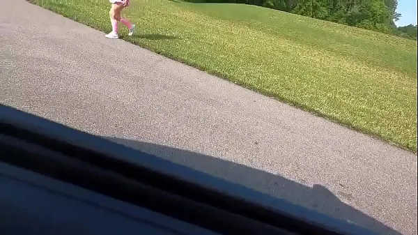 Mostrar Old man picks up cheerleading teen at the public park and gets head vídeos de conducción