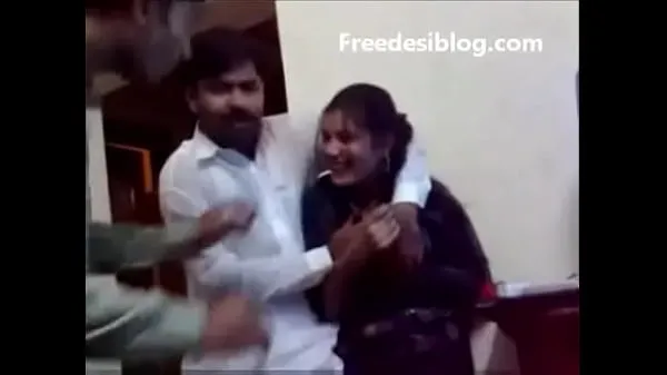 Näytä Pakistani Desi girl and boy enjoy in hostel room ajovideota