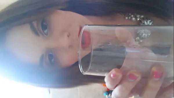 Vis Teenage slutty Stacey drinking her own piss drevvideoer